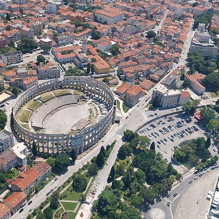 Ferienwohnung Mit Wlan, Klima, Parkplatz, Grill Und Grossem Garten Zum Fussball Spielen Gajana Exterior foto