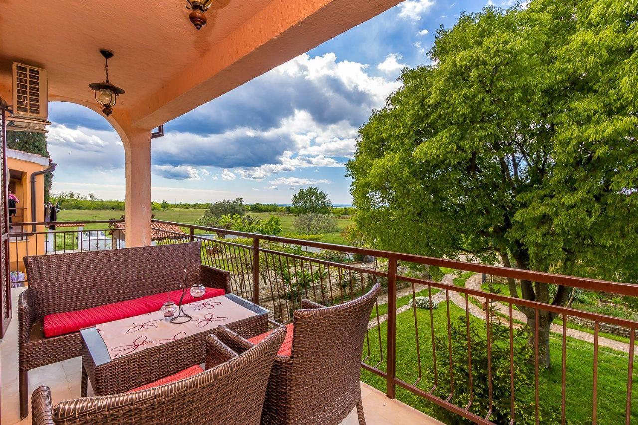 Ferienwohnung Mit Wlan, Klima, Parkplatz, Grill Und Grossem Garten Zum Fussball Spielen Gajana Exterior foto