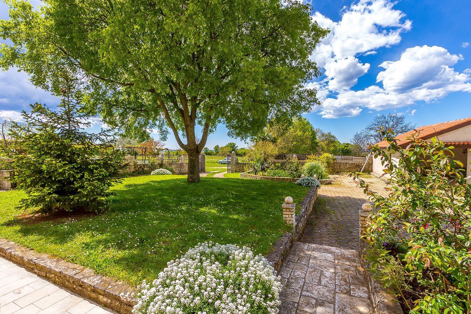 Ferienwohnung Mit Wlan, Klima, Parkplatz, Grill Und Grossem Garten Zum Fussball Spielen Gajana Exterior foto